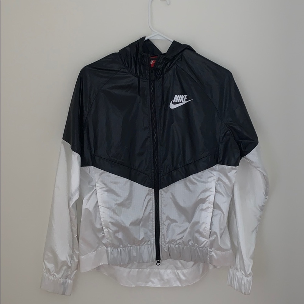 Nike Women’s white and black windbreaker